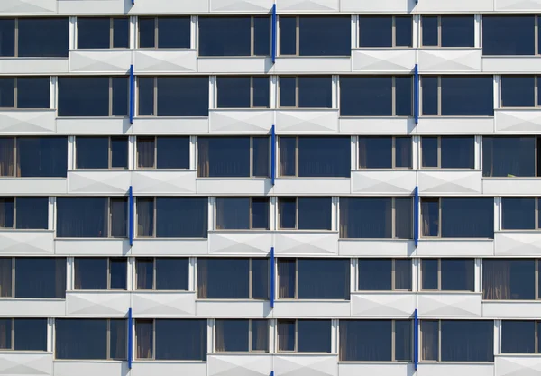 Fönstren av modern byggnad — Stockfoto