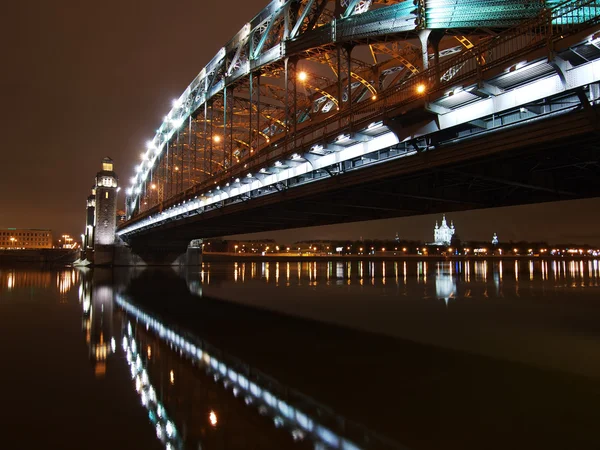 Büyük piter köprü altında — Stok fotoğraf