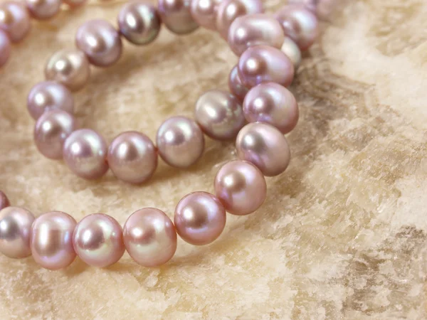 Perlas rosadas sobre una piedra —  Fotos de Stock