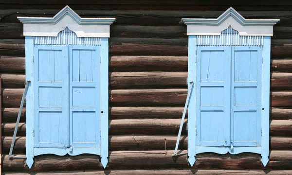 Två fönster i trähus — Stockfoto