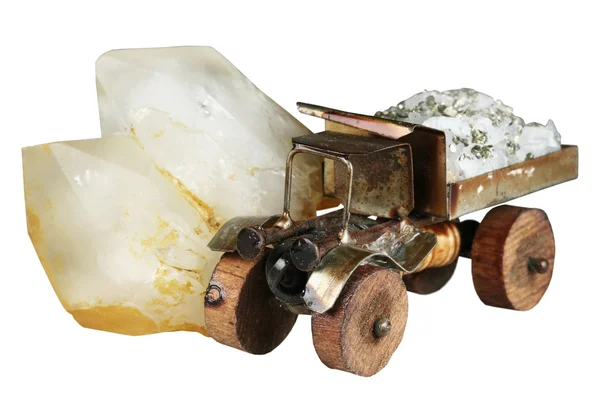 Cristal de quartzo e o caminhão com minério — Fotografia de Stock
