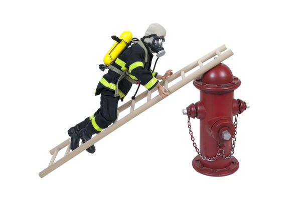Brandweerman klimmen ladder op brandkraan — Stockfoto