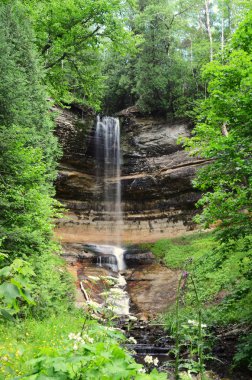 Resimdeki kayalar Ulusal göl kıyısındaki Munising falls