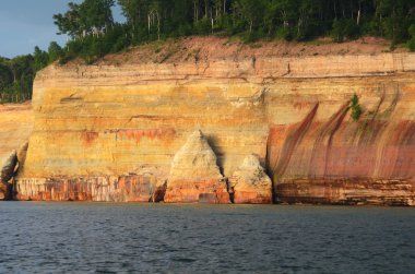 Cliff, resimdeki kayalar Ulusal göl kıyısındaki