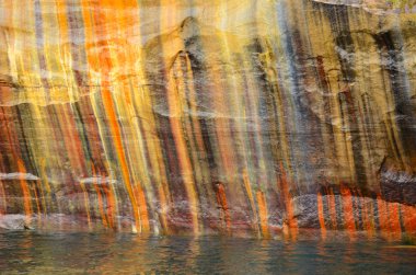 Resimdeki kayalar Ulusal lakeshore cliff duvara renkli çizgiler