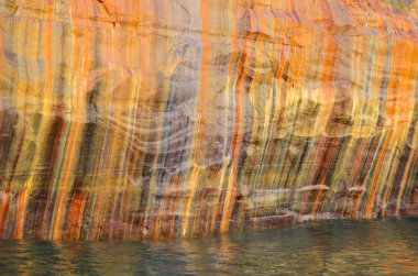 Resimdeki kayalar Ulusal göl kıyısındaki, renkli çizgili uçurum