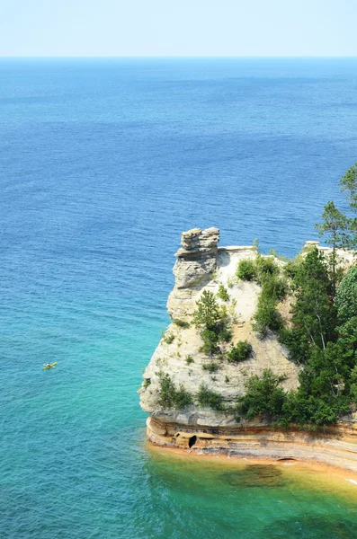 Kayaker Near Miners Castle at Pictured Rocks National Lakeshore — Stock Photo, Image