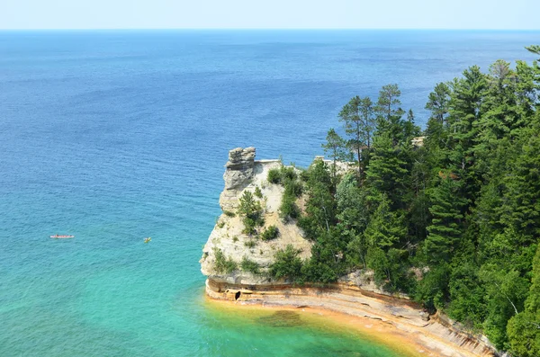 Kayakers by Miners Castle at Pictured Rocks National Lakeshore — Stock Photo, Image