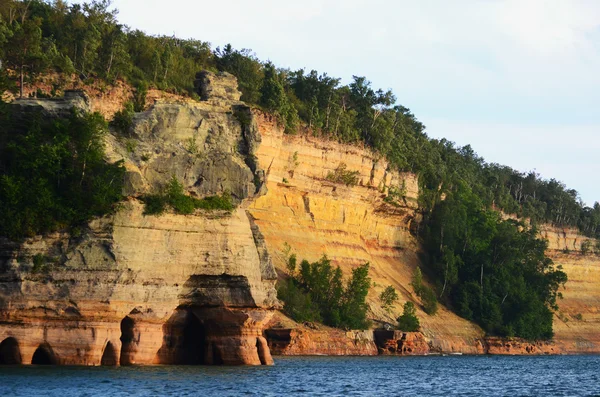 Θέα στη λίμνη του κάστρου ανθρακωρύχοι στο εθνικό lakeshore εικονίζεται rocks — Φωτογραφία Αρχείου