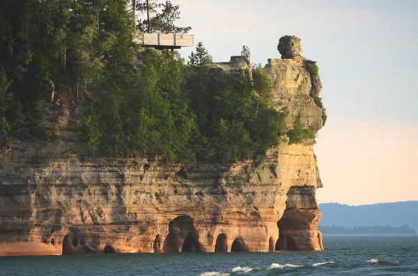 在图所示的岩石国家湖岸的矿工城堡的湖景房 — 图库照片