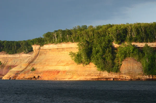Νυφικό πέπλο falls στην εθνική lakeshore εικονίζεται rocks — Φωτογραφία Αρχείου