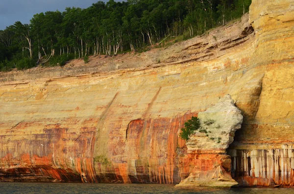 Cliff σε εθνικό lakeshore εικονίζεται rocks — Φωτογραφία Αρχείου