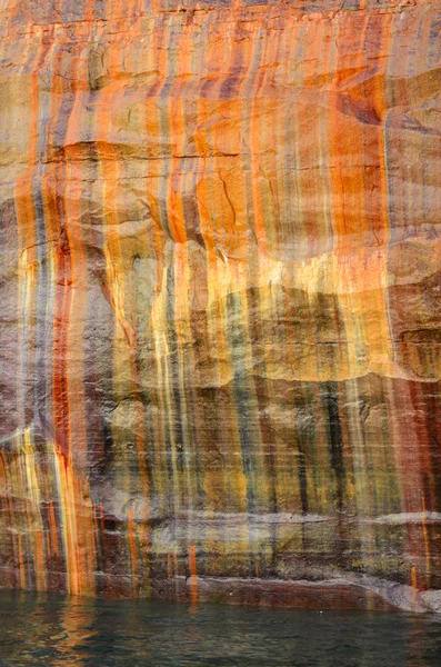 Bunt gestreifte Felswand an abgebildeten Felsen nationales Seeufer — Stockfoto