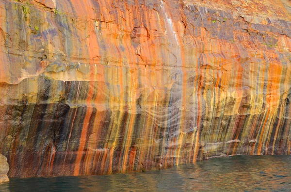 Belle striature sulla parete della scogliera a Pictured Rocks National Lakeshore — Foto Stock