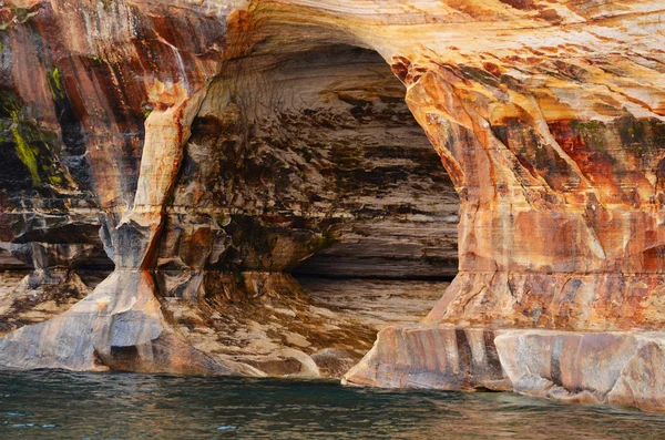 Морская пещера на живописных скалах — стоковое фото