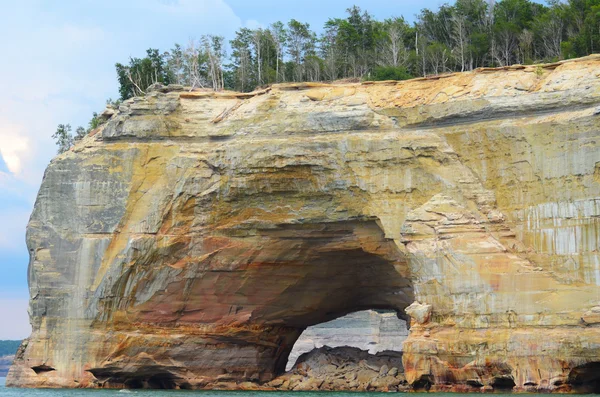 大门户网站的图所示的岩石国家湖岸 — 图库照片