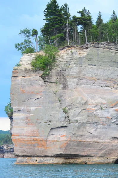 战舰岩的图所示的岩石国家湖岸 — 图库照片
