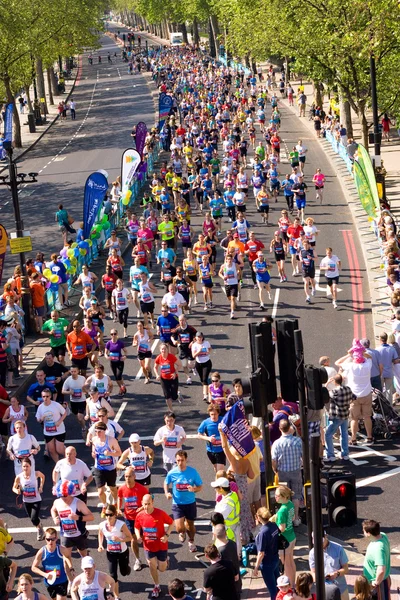 I ragazzi corrono nella maratona di Londra — Foto Stock