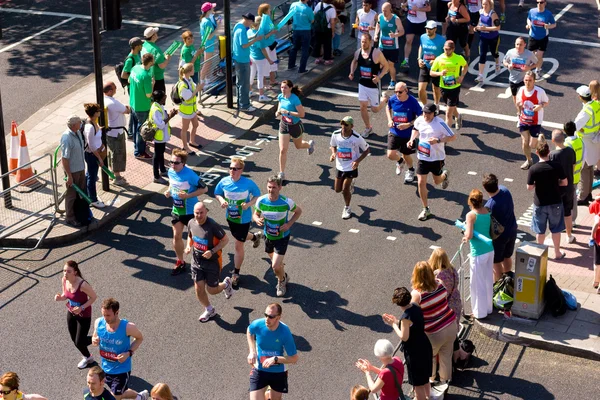 Boys run in the london marathon — Stock Photo, Image
