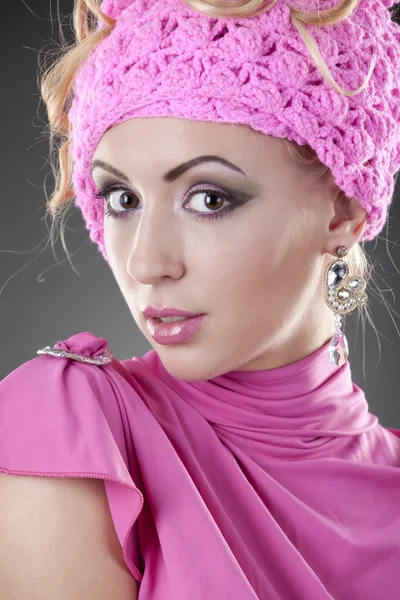 핑크에 젊은 여자 — 스톡 사진