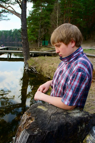 Хлопець на озері — стокове фото