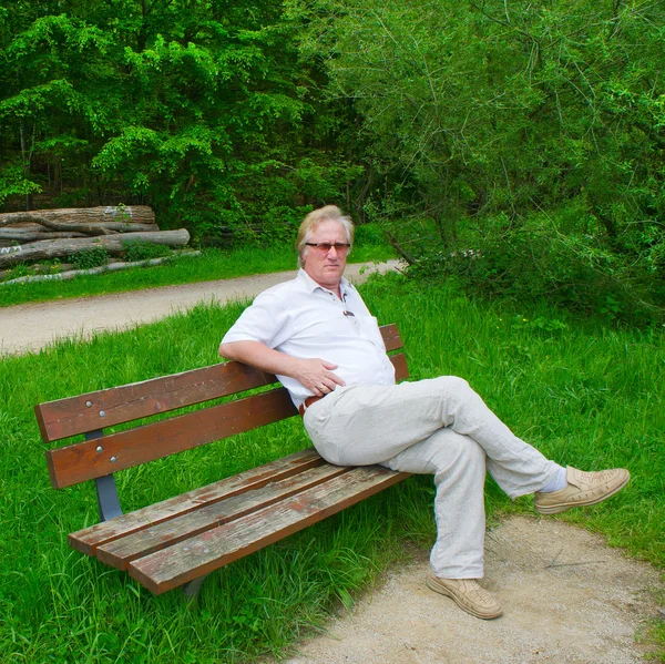 Starší muž v parku — Stock fotografie