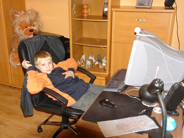 Menino joga no computador — Fotografia de Stock