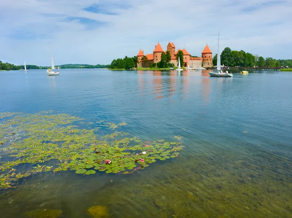 Castillo en el lago Galve en Trakai, Lituania — Foto de Stock