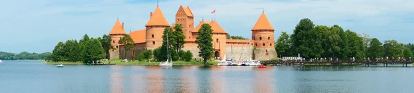 Slottet på sjön galve i trakai, lithuania — Stockfoto