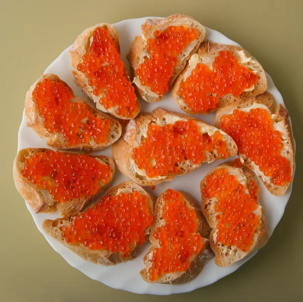 Kırmızı havyarlı sandviçler — Stok fotoğraf