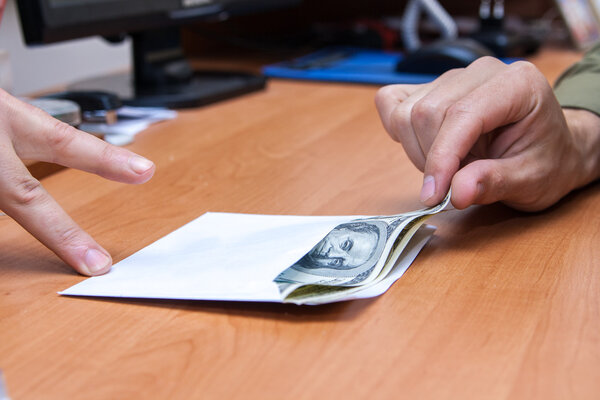 Конверт со взяткой
