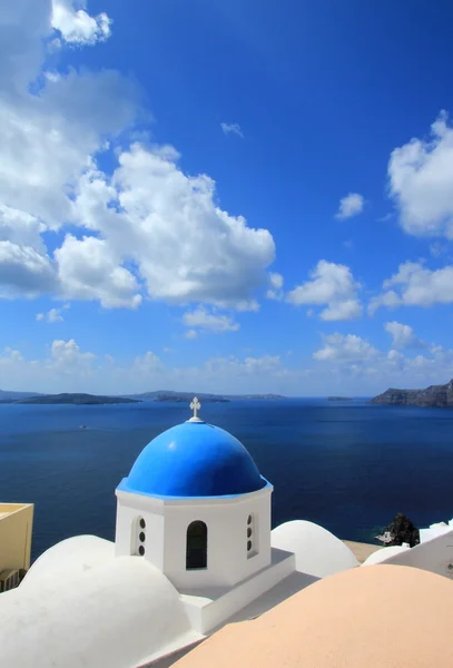 Cúpula azul de uma igreja, Oia, Santorini, Grécia — Fotografia de Stock