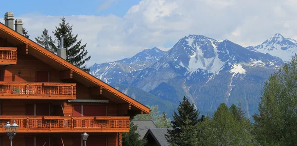 Chata v crans Montaně v létě, Švýcarsko — Stock fotografie