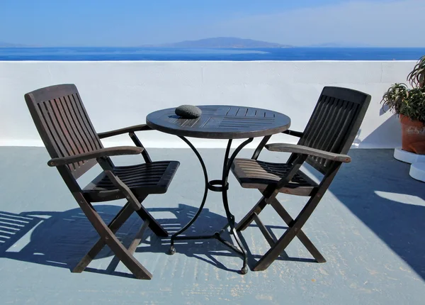 Mesas e cadeiras em Santorini, Grecia — Fotografia de Stock