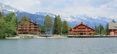 Chalets ve uzun göl crans Montana tarafından yaz, İsviçre