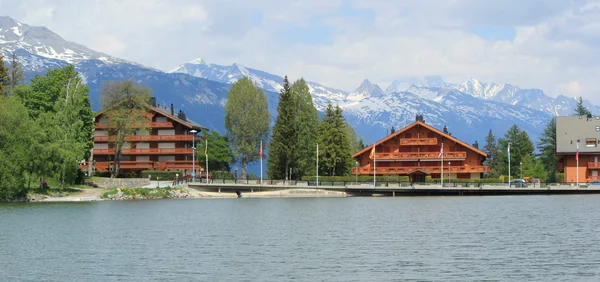 Chalets en lange lake in crans montana in de zomer, Zwitserland — Stockfoto