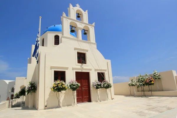 Kerk met bloemen voor begrafenis, oia, santorini, Griekenland — Stockfoto