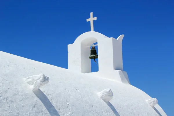 Campana su una chiesa, Oia, Santorini, Grecia — Foto Stock