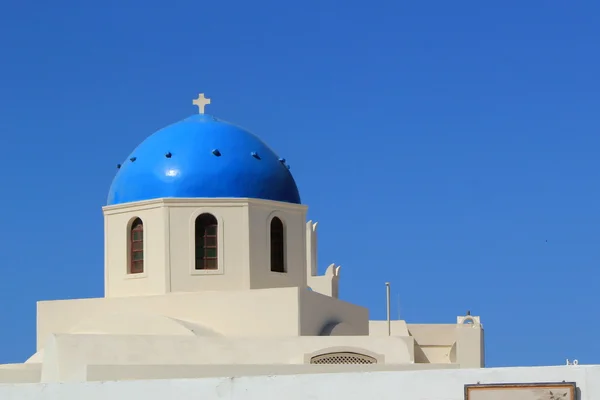 Cúpula azul de uma igreja, Oia, Santorini, Grécia — Fotografia de Stock