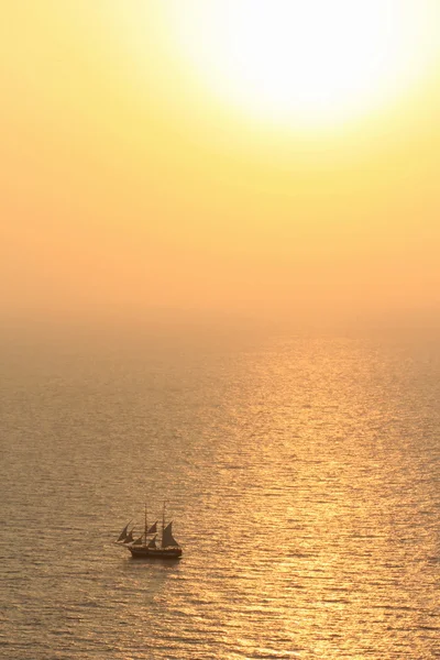 Gün batımında eski bir yelkenli tekne — Stok fotoğraf