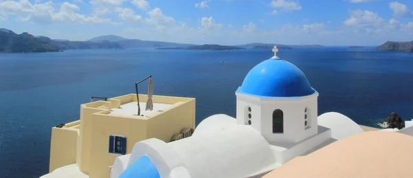 教会、イア、サントリーニ島、ギリシャの青いドーム — ストック写真