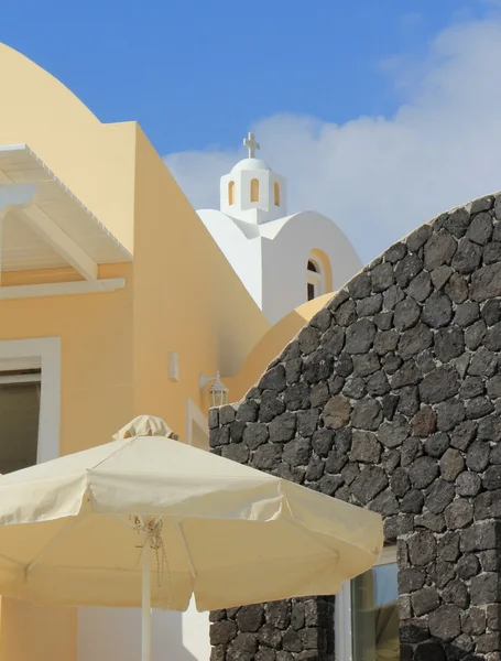 Iglesia detrás de casa, Santorini, Grecia — Foto de Stock