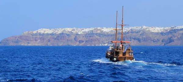 Turister båt kommer att oia, santorini, Grekland — Stockfoto