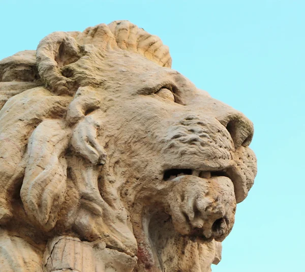 Leeuw standbeeld in het park de la grange, Genève, Zwitserland — Stockfoto