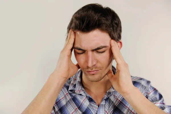 Man som lider av huvudvärk — Stockfoto