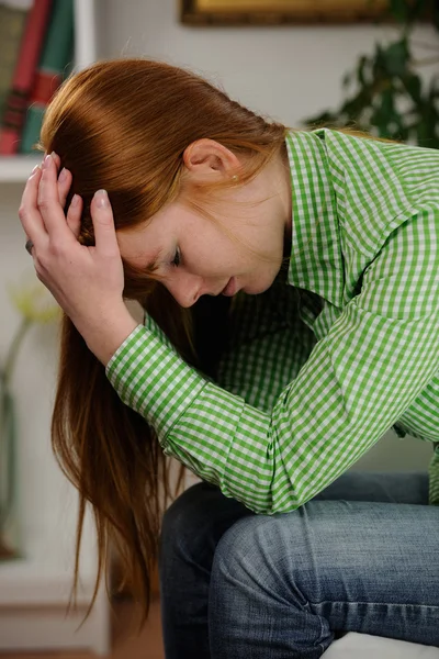 Mujer que sufre de depresión oder dolor de cabeza —  Fotos de Stock