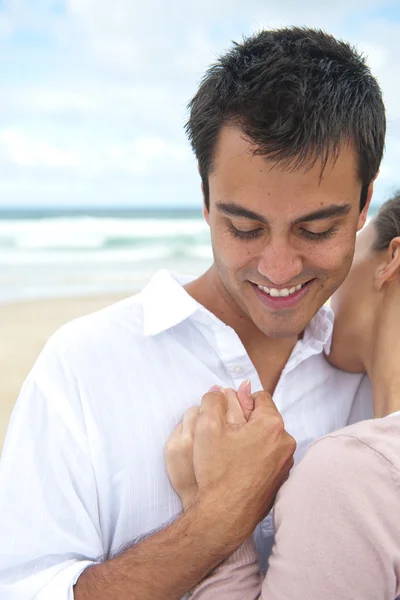 Latin férfi, és barátnője, a strandon — Stock Fotó