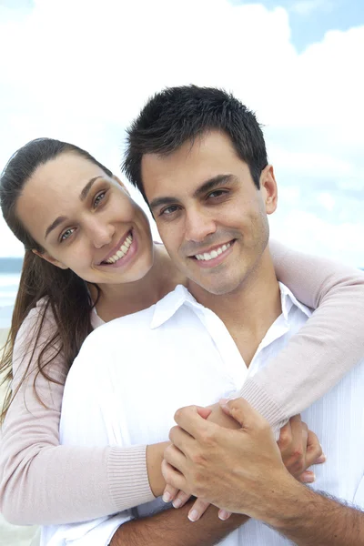 Retrato de um casal apaixonado na praia — Fotografia de Stock