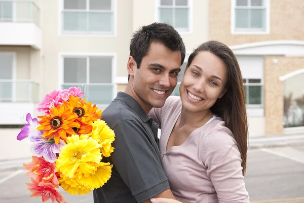 Mann überrascht Freundin mit Blumenstrauß — Stockfoto