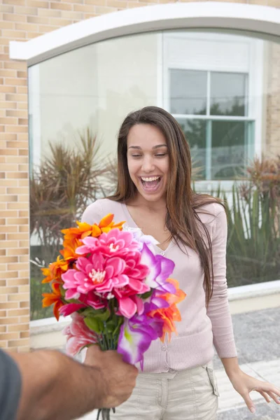 Muž překvapující svou přítelkyni s kyticí — Stock fotografie